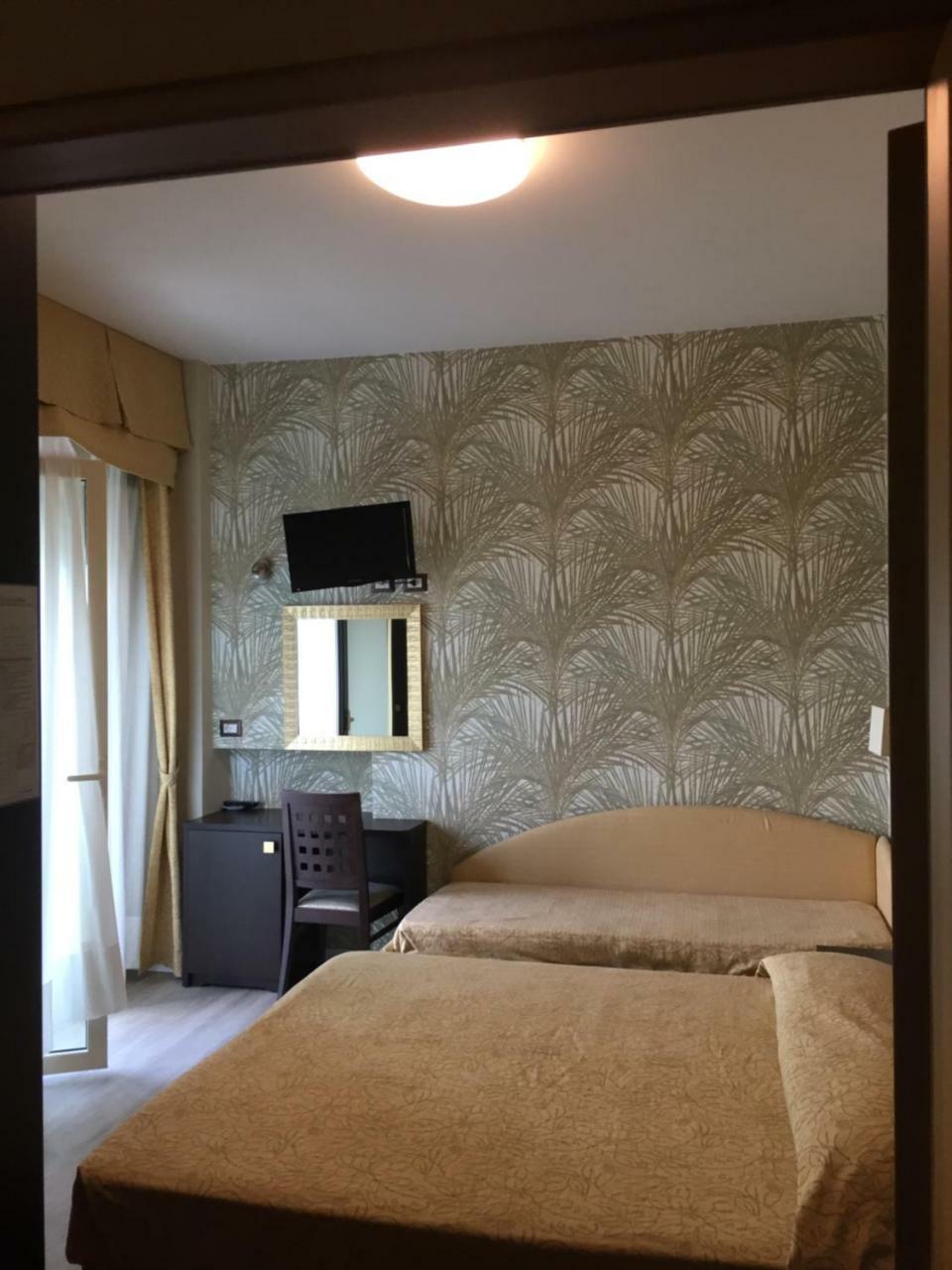 Hotel Astor リミニ エクステリア 写真
