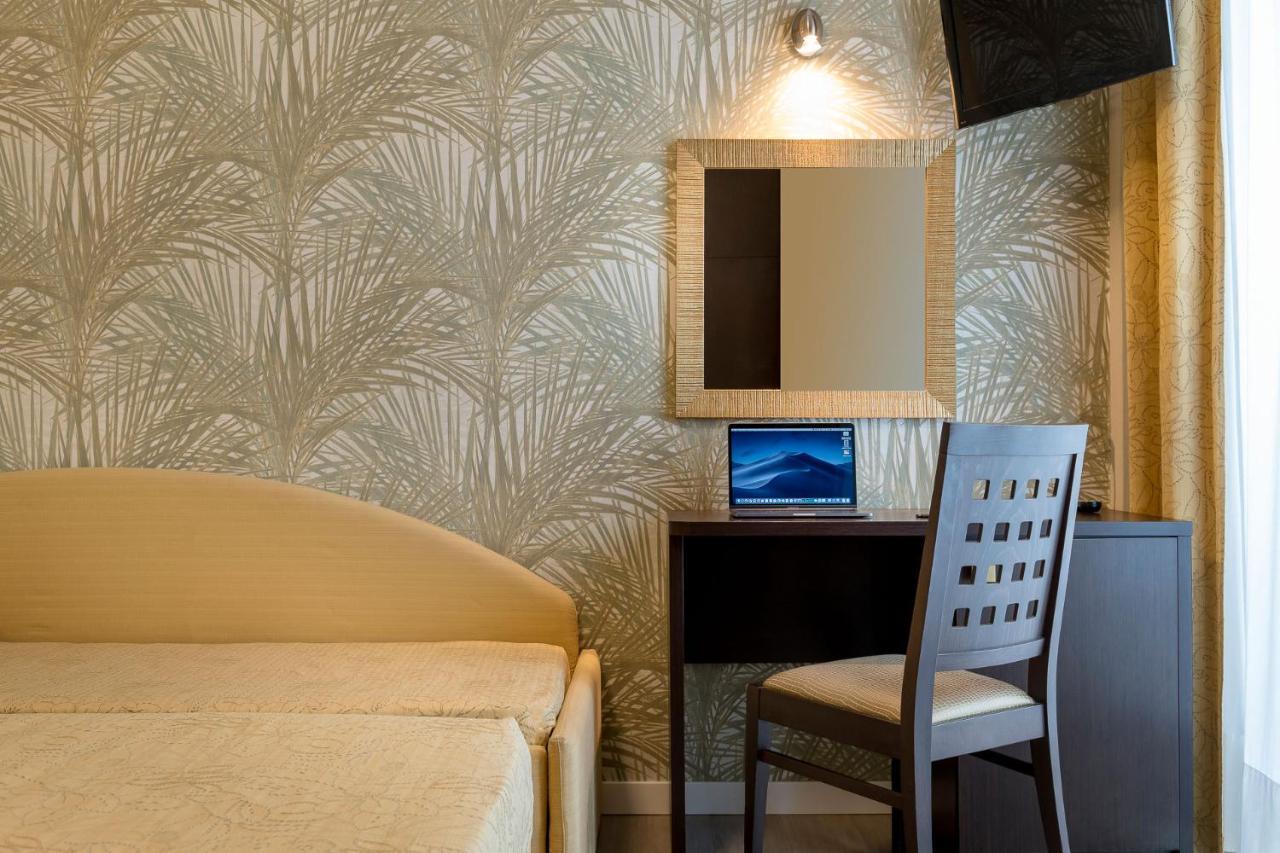 Hotel Astor リミニ エクステリア 写真