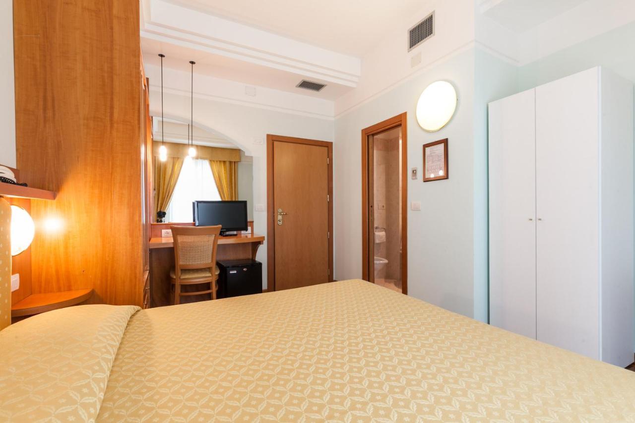 Hotel Astor リミニ エクステリア 写真