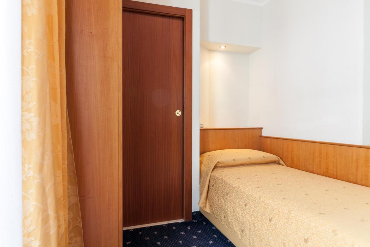 Hotel Astor リミニ エクステリア 写真