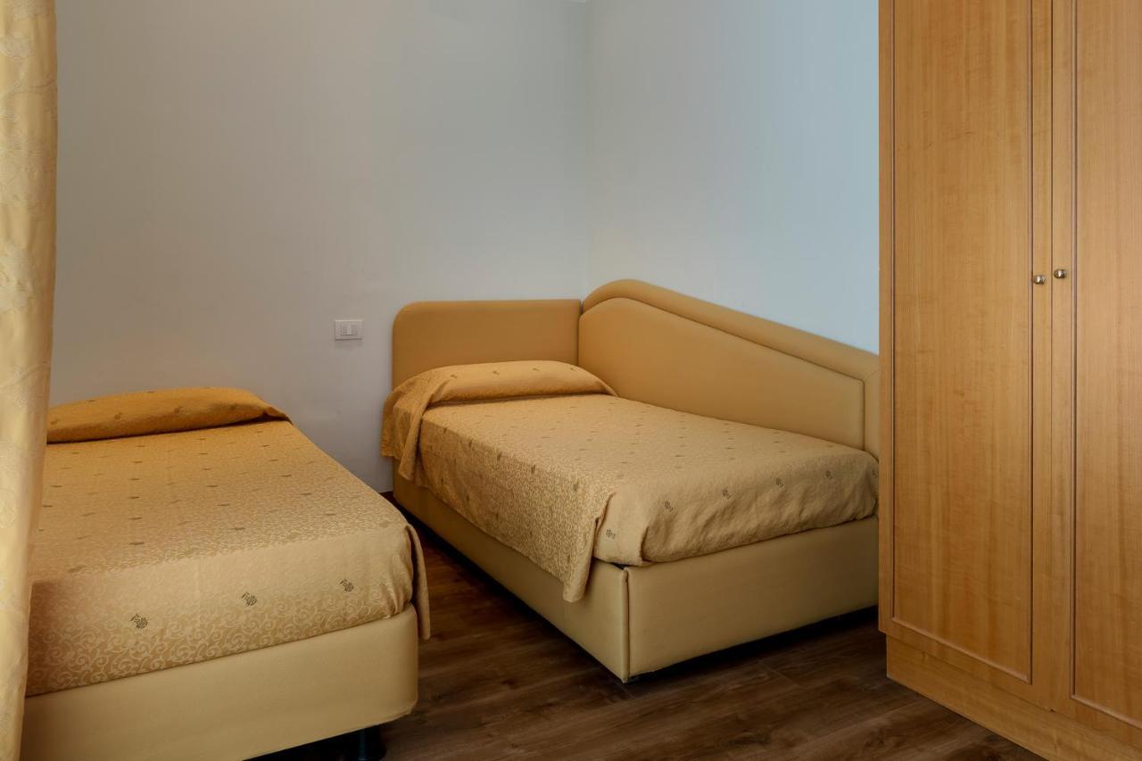 Hotel Astor リミニ エクステリア 写真
