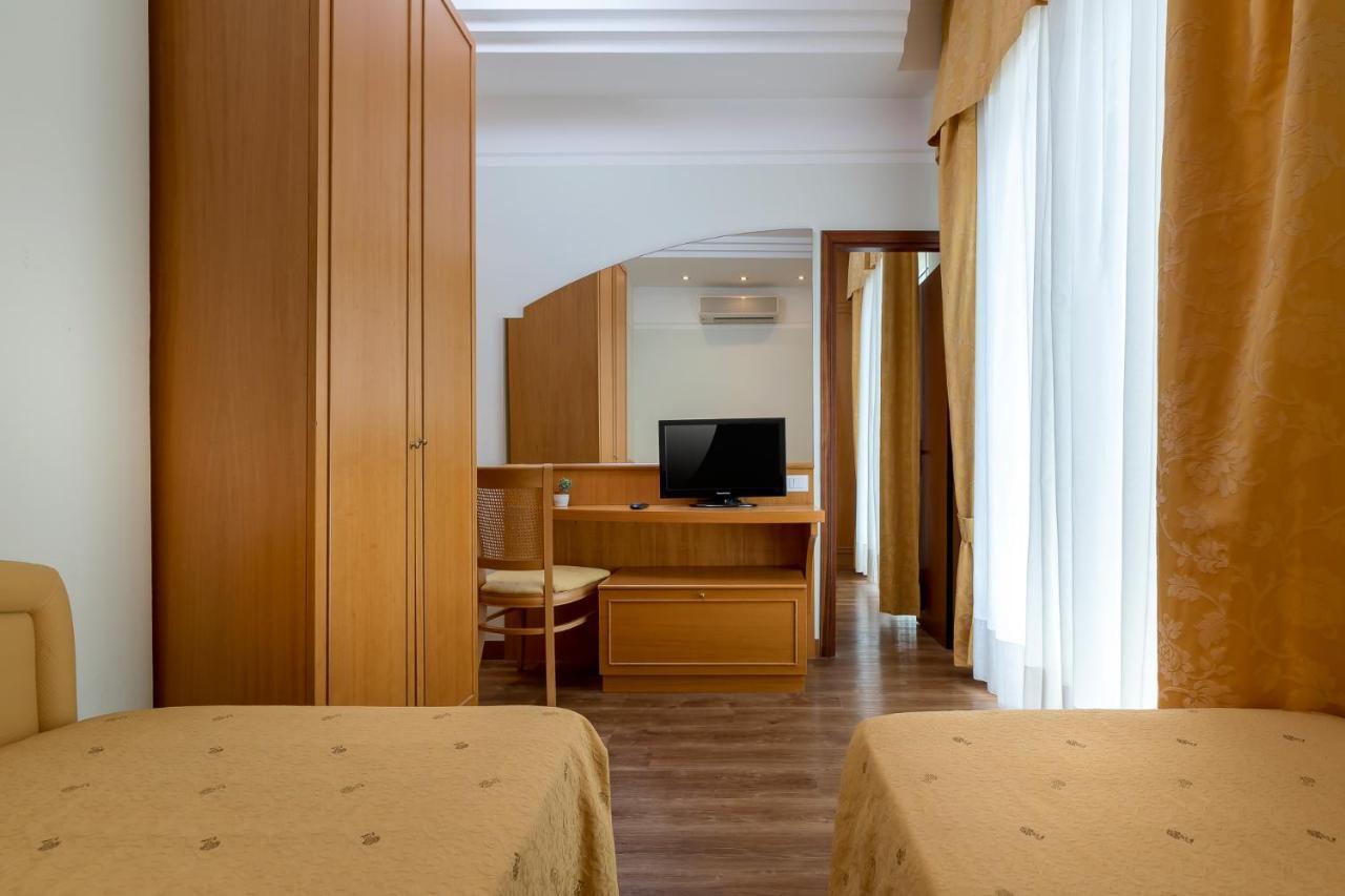 Hotel Astor リミニ エクステリア 写真